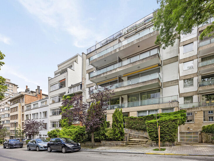 Dit prachtig afgewerkte 2-slaapkamer appartement, gelegen in de gewilde Solbosch-wijk, biedt een unieke kans om te wonen nabij het groene Ter Kamerenbos, de Abdij Ter Kameren en de prestigieuze Louisalaan. Het appartement bevindt zich op de vierde verdiep