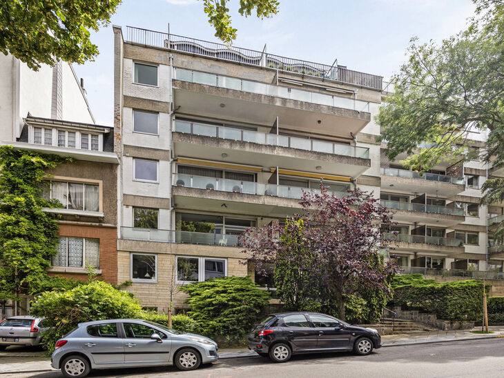 Dit prachtig afgewerkte 2-slaapkamer appartement, gelegen in de gewilde Solbosch-wijk, biedt een unieke kans om te wonen nabij het groene Ter Kamerenbos, de Abdij Ter Kameren en de prestigieuze Louisalaan. Het appartement bevindt zich op de vierde verdiep