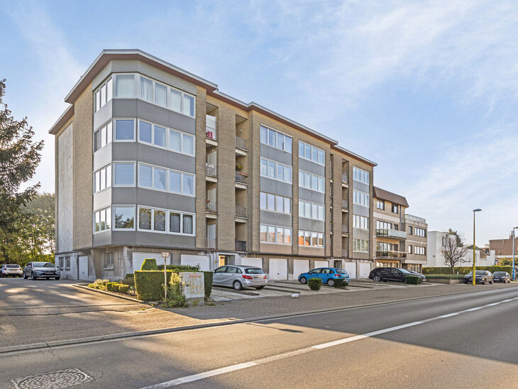 Dit instapklare hoekappartement met twee slaapkamers, twee terrassen en een eigen garagebox is gelegen op de tweede verdieping van een kleinschalige landelijk gelegen mede-eigendom.

Indeling: Bij binnenkomst leidt de centrale inkomhal naar alle vertrekke