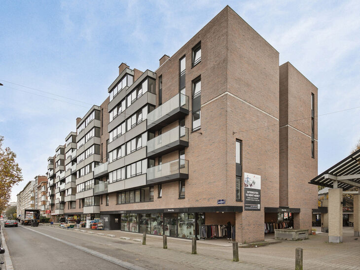 Dit charmante appartement, gelegen op de tweede verdieping van een mede-eigendom, is ideaal voor wie op zoek is naar een instapklaar appartement of een interessante investering. Dankzij de uitstekende ligging nabij winkels, scholen en openbaar vervoer gen