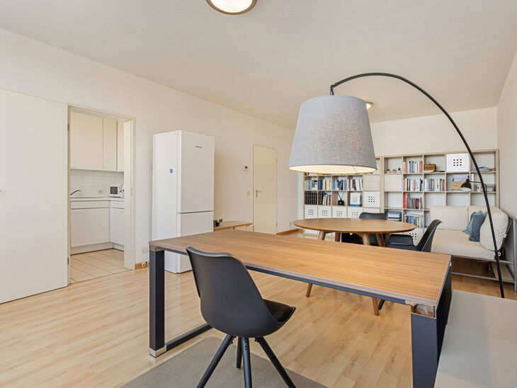 Dit twee slaapkamer appartement, gelegen op de 7de verdieping van een mede-eigendom, is ideaal voor wie op zoek is naar een instapklaar appartement of een interessante investering. Dankzij de uitstekende ligging nabij winkels, scholen en openbaar vervoer 