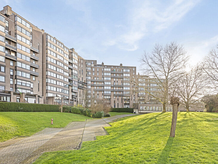 Dit twee slaapkamer appartement, gelegen op de 7de verdieping van een mede-eigendom, is ideaal voor wie op zoek is naar een instapklaar appartement of een interessante investering. Dankzij de uitstekende ligging nabij winkels, scholen en openbaar vervoer 