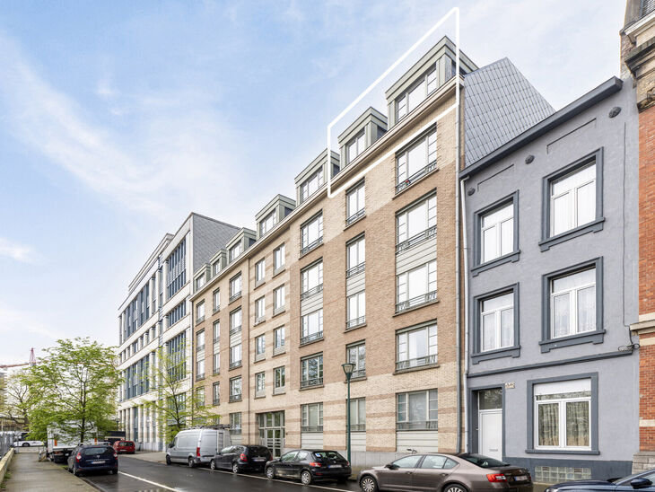 Dit twee-slaapkamer appartement is ideaal gelegen nabij Tour & Taxis en de trendy kanaalwijk.
Deze buurt is volop in ontwikkeling, en binnenkort kunt u genieten van het gloednieuwe Becopark, op slechts 88 meter afstand.

Bij het betreden van het apparteme