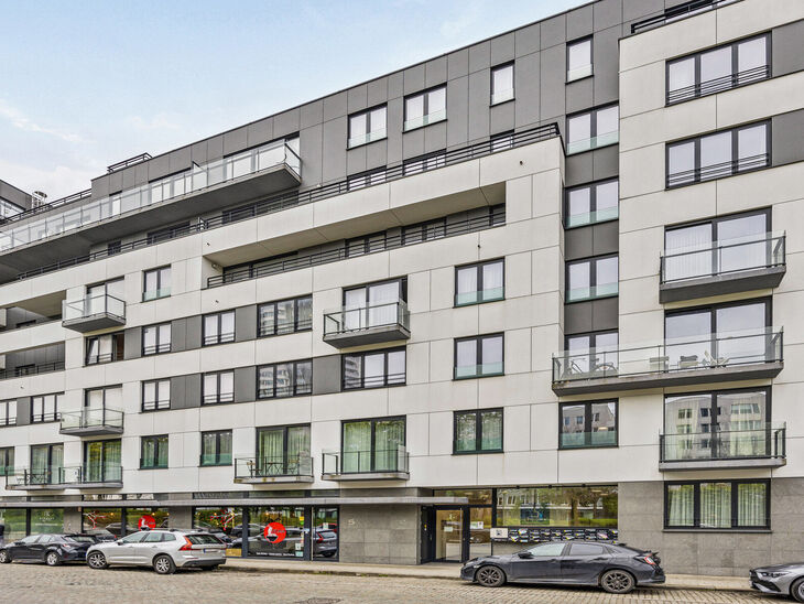 This recently built one-bedroom apartment enjoys an excellent location, right across from the trendy Canal District and near Tour & Taxis and Rogier Square.

Located on the fourth floor, the apartment offers a southeast-facing terrace for morning and afte