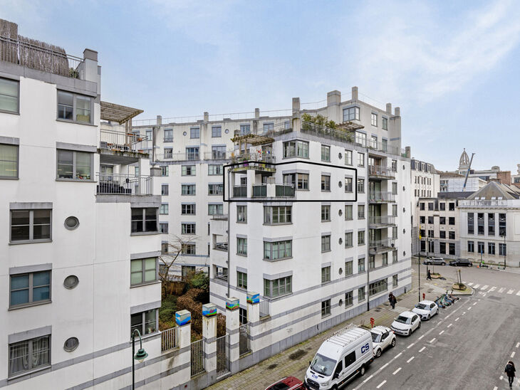 This spacious corner apartment on the 4th floor has 2 bedrooms, a generous terrace of no less than 15m², a cellar, and an underground parking space.

It is located in the bustling heart of Brussels. Just 190 meters from the Nieuwstraat and 900 meters fro