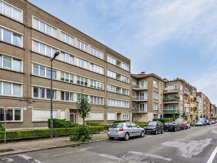 This excellently located 3-bedroom apartment with a terrace is situated between the prestigious Avenue Molière and Avenue Louis Lepoutre,
on the 1st floor of a small co-ownership.
The Bois de la Cambre is less than 700 meters away, contributing to the id