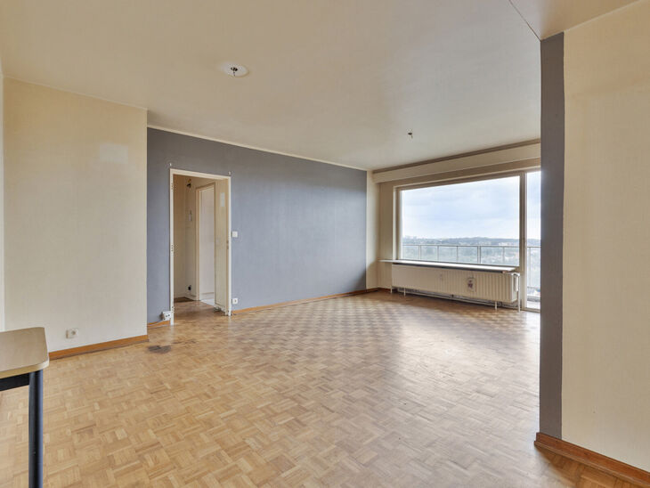 This apartment with two bedrooms and a spacious 15m² terrace is located on the 18th floor and offers a phenomenal panoramic view of Brussels. 
Situated in a green, residential area, you will enjoy peace and comfort here.

Upon entering through the entran