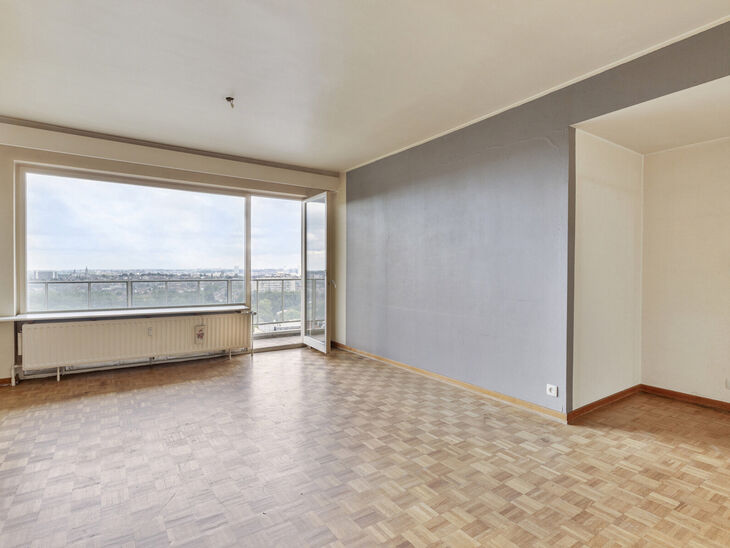 This apartment with two bedrooms and a spacious 15m² terrace is located on the 18th floor and offers a phenomenal panoramic view of Brussels. 
Situated in a green, residential area, you will enjoy peace and comfort here.

Upon entering through the entran