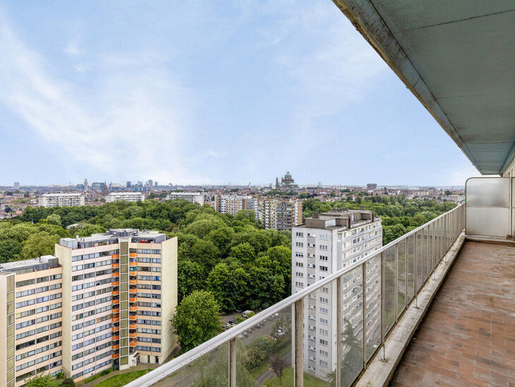 This apartment with two bedrooms and a spacious 15m² terrace is located on the 18th floor and offers a phenomenal panoramic view of Brussels. 
Situated in a green, residential area, you will enjoy peace and comfort here.

Upon entering through the entran