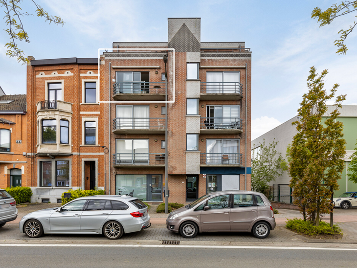 This one-bedroom apartment is located on the third floor of a small-scale apartment building near the center of Vilvoorde. 
It features two terraces, an underground parking space, and a cellar.

The layout of the apartment is as follows: an entrance hall 