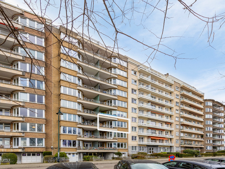 This spacious, well-maintained 2-bedroom apartment with 2 terraces enjoys an excellent location, less than 100 meters from the historic Dudenpark.

Located on the 3rd floor of a well-maintained condominium, upon entering through an armored door, one enter