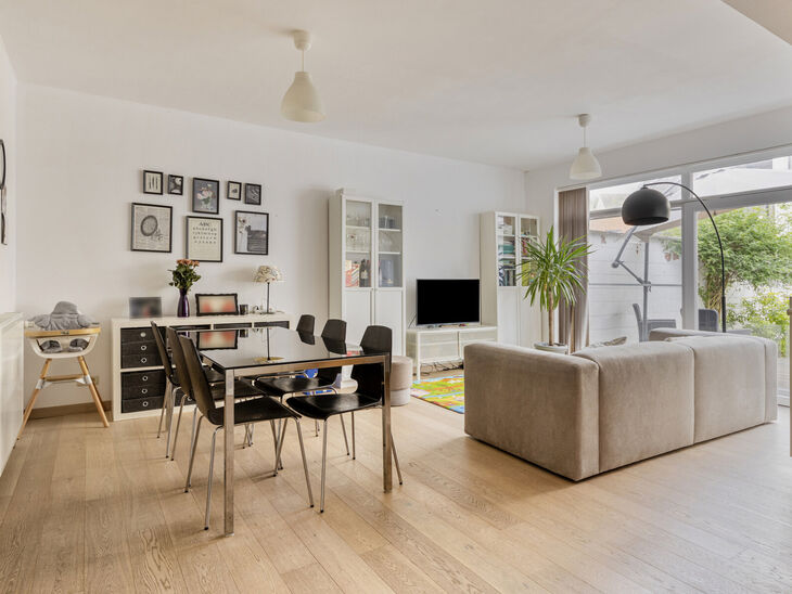 This charming apartment in a small-scale co-ownership is ideally located just a short walk from Vilvoorde station. Upon entering, you step into a spacious living area with a beautiful parquet floor and a large sliding window that provides access to the ga