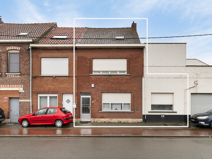 This family home offers three bedrooms, a practical layout, and a rear garage, situated in a strategic location near Zemst and Vilvoorde. It is also close to the canal path and the peaceful rural surroundings.

Layout:

Ground floor: An entrance hall with