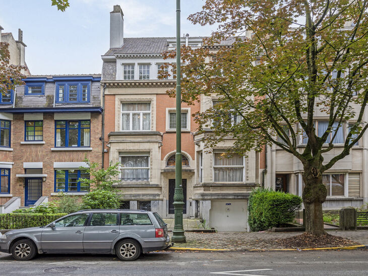 Deze majestueuze herenwoning, gebouwd in 1933 door architect J. Vermeersch, is een zeldzame vondst.
Gelegen op een perceel van 5a 20ca, biedt deze woning niet alleen een uitzonderlijke woonervaring, maar ook een uitstekende locatie op wandelafstand van he