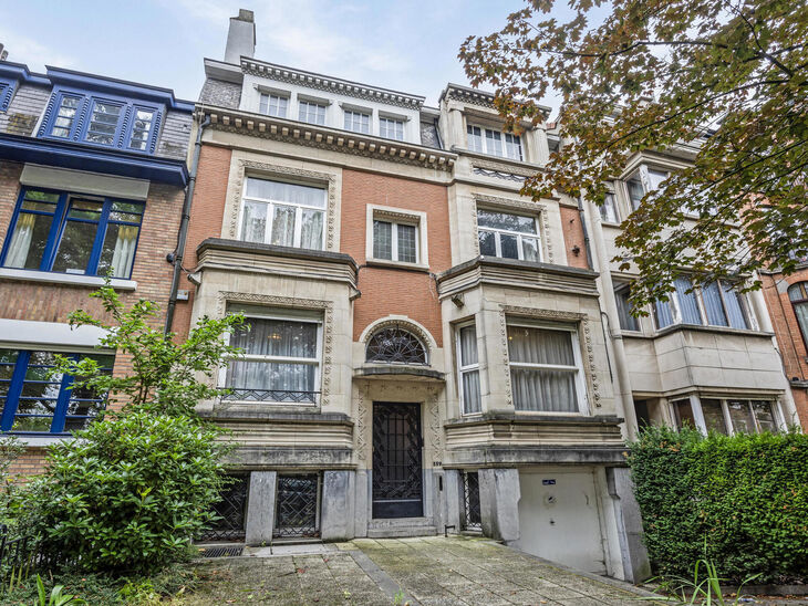 Deze majestueuze art deco herenwoning, gebouwd in 1933 door architect J. Vermeersch, is een zeldzame vondst.
Gelegen op een perceel van 5a 20ca, biedt deze woning niet alleen een uitzonderlijke woonervaring, maar ook een uitstekende locatie op wandelafsta