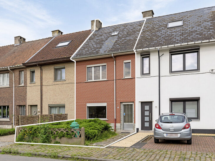 Deze te renoveren gezinswoning bevindt zich in een autoluwe, residentiële en kindvriendelijke wijk in Grimbergen. 
De woning heeft een uitstekende ligging met een vlotte verbinding naar Vilvoorde, Grimbergen en Zemst. 
De wijk beschikt over een speelpl