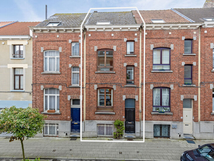 Deze ruime gezinswoning beschikt over maar liefst 5 slaapkamers en 3 badkamers, een grote stadstuin en is gelegen in een rustige, residentiële straat nabij het Gercet-park en het Koning Boudewijnpark. De woning, bestaat uit vier verdiepingen en een mezza