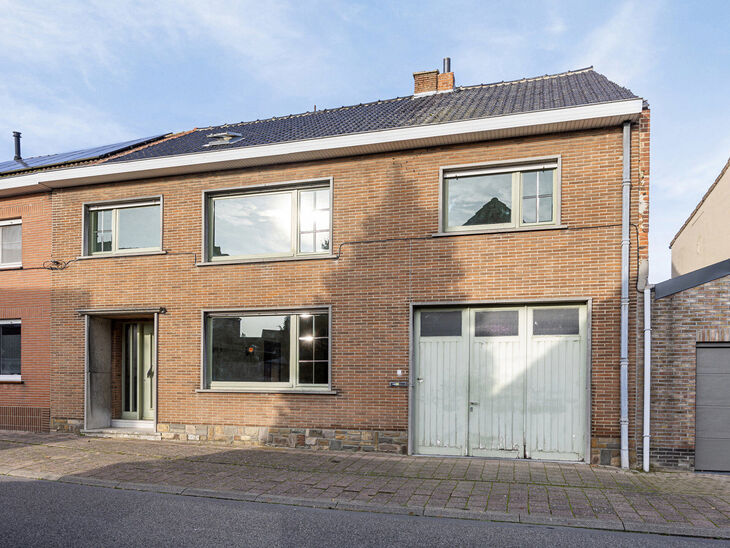 Deze gezinswoning met potentieel biedt 5 slaapkamers, een grote garage en een aangename tuin.
Gelegen in de rustige en residentiële Humelgem, combineert de woning een centrale ligging met veel ruimte.

Indeling:
Bij het betreden van de woning via de inko