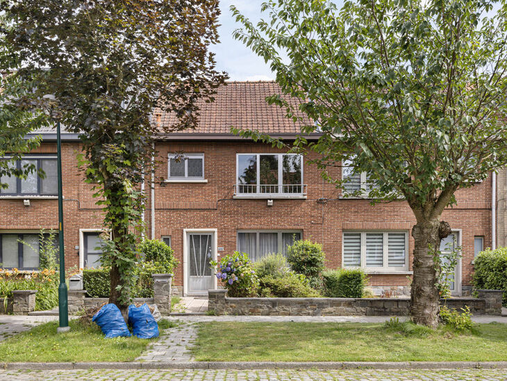 Deze gezinswoning met drie slaapkamers en een ruime tuin is ideaal gelegen in de landelijke wijk Koningslo. 

De indeling is als volgt: Op de gelijkvloerse verdieping bevindt zich een inkomhal die toegang biedt tot zowel de leefruimte als de keuken. Aan 