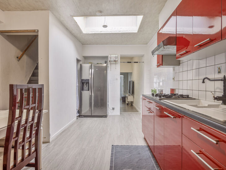 Deze woning met drie slaapkamers en een grote tuin op een perceel van 310 m² is ideaal gelegen
tussen de Vlaamse Rand en Brussel, met uitstekende verbindingen naar beide regio’s.

Bij binnenkomst komt u in de inkomhal, die leidt naar een salonruimte en