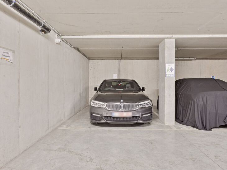 This parking space is located in a recent building (2018), ideally situated in the bustling center of Brussels near the business district.
Thanks to its strategic location, this parking space offers an excellent solution for both residents and commuters l