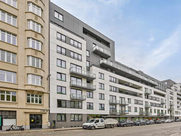 This parking space is located in a recent building (2018), ideally situated in the bustling center of Brussels near the business district.
Thanks to its strategic location, this parking space offers an excellent solution for both residents and commuters l