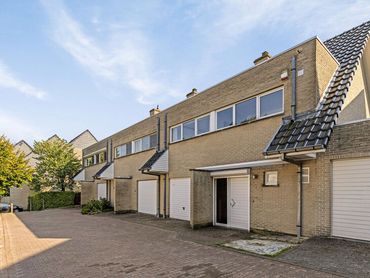 Cette spacieuse maison avec 3 chambres, jardin et garage est idéalement située dans le centre de Grimbergen.

Au rez-de-chaussée, vous trouverez un grand hall d'entrée, un garage avec un espace pour une voiture et une connexion pour une machine à lav