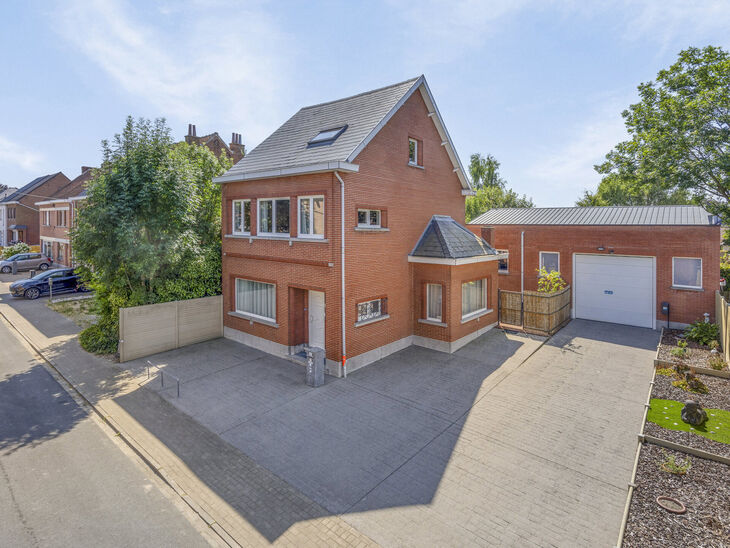 Cette maison familiale avec trois chambres spacieuses (possibilité de 4 ou un bureau) et un entrepôt adjacent
en parfait état de pas moins de 236 m² est située dans un quartier rural calme et à 7 minutes de l'E40, E19 et A12.
Idéal pour les famille