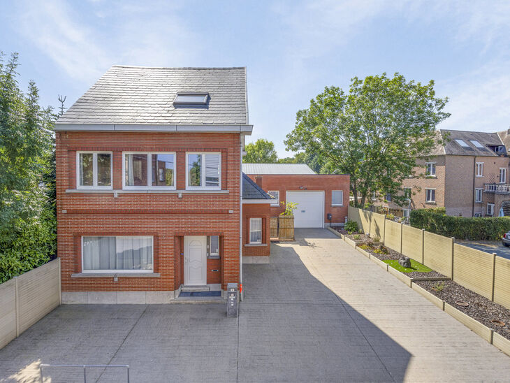 Cette maison familiale avec trois chambres spacieuses (possibilité de 4 ou un bureau) et un entrepôt adjacent
en parfait état de pas moins de 236 m² est située dans un quartier rural calme et à 7 minutes de l'E40, E19 et A12.
Idéal pour les famille