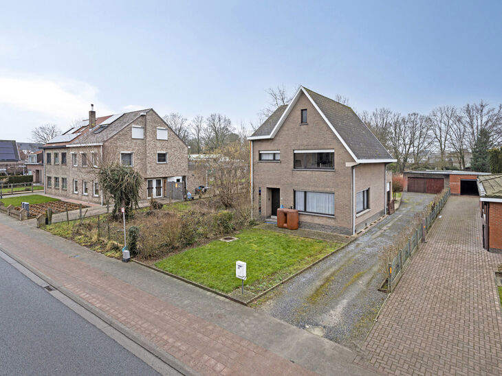 Cette spacieuse maison prête à emménager avec trois chambres est idéalement située sur un terrain de pas moins de 10a 60ca, offrant une connexion fluide vers Malines et Bruxelles.

Disposition de la maison
Rez-de-chaussée

En entrant par le hall d