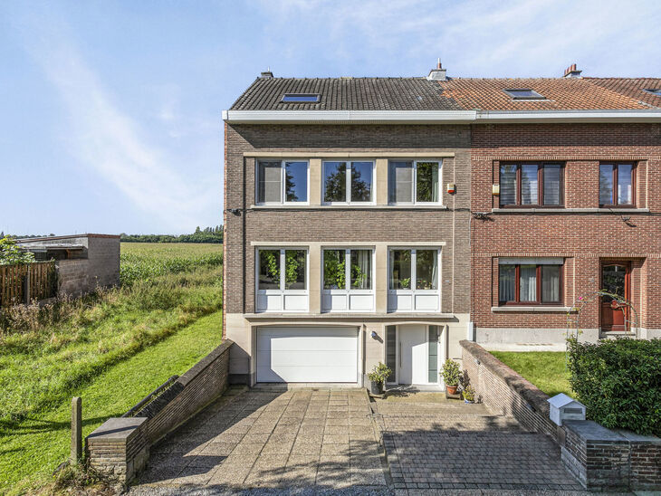 Cette charmante maison est située dans un environnement calme et rural à Machelen et offre beaucoup d'intimité et d'espace.
La maison comprend quatre étages et est agencée comme suit :

Sous-sol : Vous y trouverez le hall d'entrée avec escalier mena