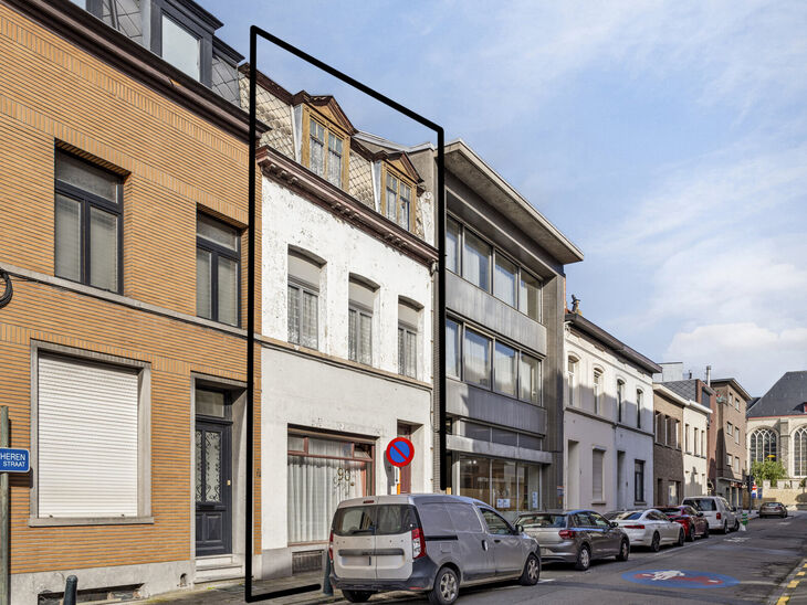 Cette charmante maison familiale, idéalement située au centre de Vilvorde, dispose de 4 grandes chambres, 
d'un agréable jardin de ville, d'un garage (qui peut être acheté en option) et d'une cave pratique.
La maison se trouve dans un quartier animé