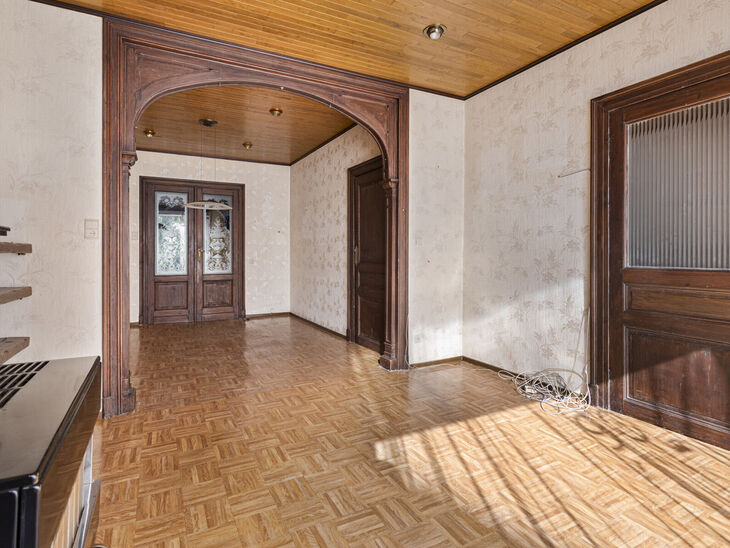 Cette charmante maison familiale, idéalement située au centre de Vilvorde, dispose de 4 grandes chambres, 
d'un agréable jardin de ville, d'un garage (qui peut être acheté en option) et d'une cave pratique.
La maison se trouve dans un quartier animé