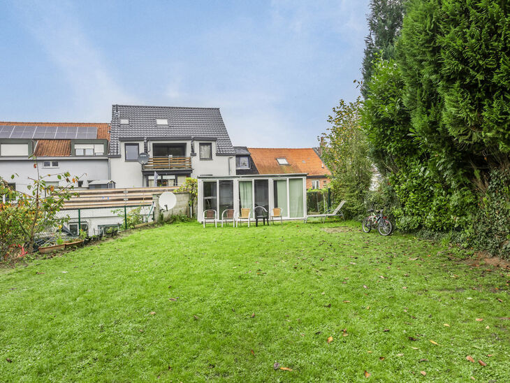 Cette maison de trois chambres avec un grand jardin sur un terrain de 310 m² est
idéalement située entre la périphérie flamande et Bruxelles, offrant d'excellentes connexions vers les deux régions.

En entrant, vous accédez au hall d'entrée, qui m