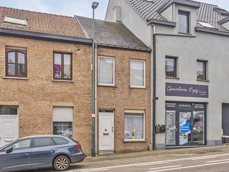 Cette maison de trois chambres avec un grand jardin sur un terrain de 310 m² est
idéalement située entre la périphérie flamande et Bruxelles, offrant d'excellentes connexions vers les deux régions.

En entrant, vous accédez au hall d'entrée, qui m