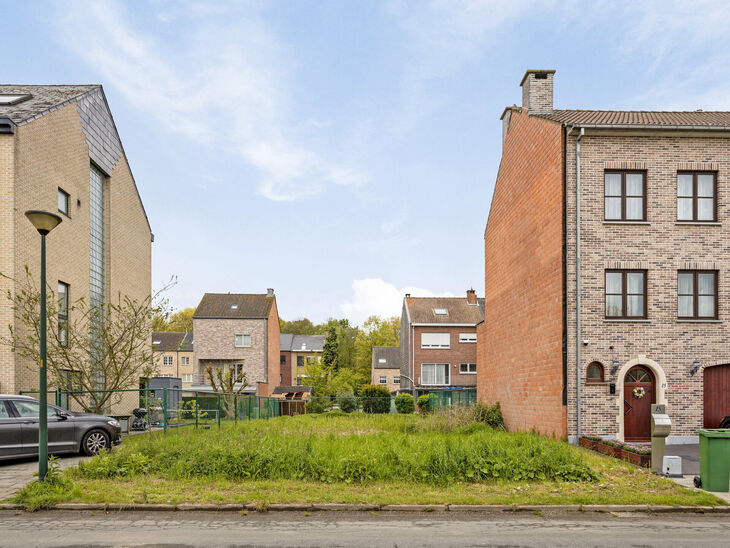 Ce terrain à batir, d'une superficie de 308m², est situé dans le quartier de la Faubourg à Vilvorde. 
Avec une largeur de rue de 11m et une profondeur de 28m, il offre la possibilité de construire une maison avec une façade de 8m. 
Le terrain est or